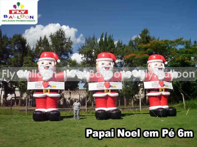 Papai Noel inflável gigante em pé, sorrindo