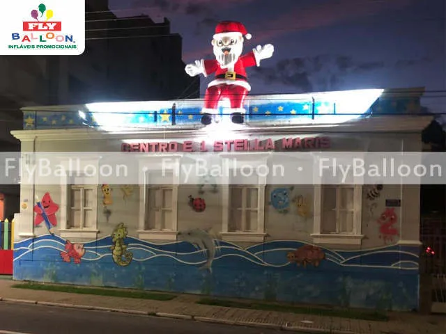 Papai Noel inflável gigante personalizado para o Centro Educacional Stella Maris
