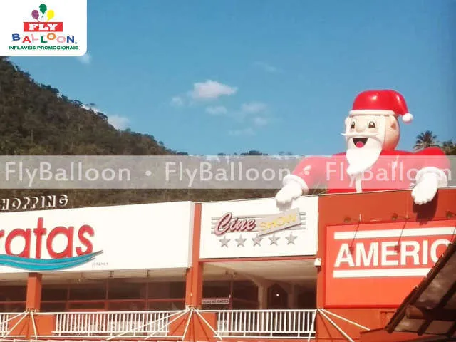Papai Noel inflável gigante espiando no telhado do Shopping Piratas